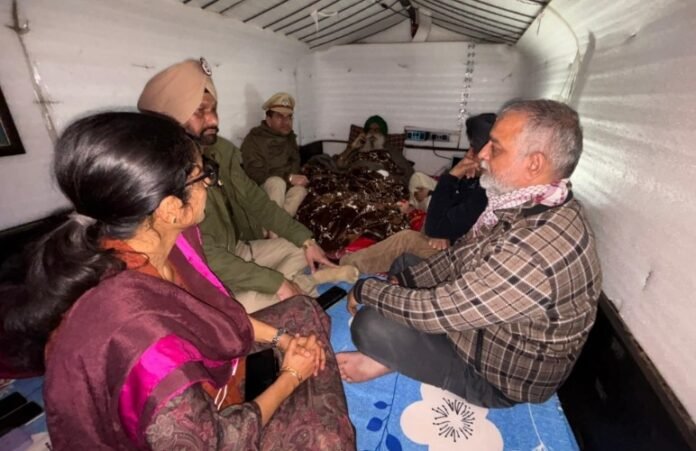 ਜਗਜੀਤ ਡੱਲੇਵਾਲ ਨੂੰ ਲਿਆਂਦਾ ਗਿਆ ਟਰਾਲੀ ਤੋਂ ਬਾਹਰ, ਸਰੀਰ ਦੇ ਲਈ ਜ਼ਰੂਰੀ ਤਾਜ਼ੀ ਹਵਾ ਅਤੇ ਧੁੱਪ, ਡਾਕਟਰ ਹਰ ਪਲ