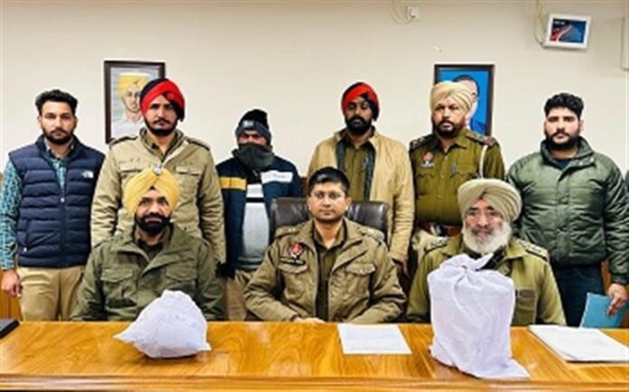 ਪੰਜਾਬ ਪੁਲਿਸ ਨੇ ਸਰਹੱਦ ਪਾਰੋਂ ਨਸ਼ਾ ਤਸਕਰੀ ਦਾ ਪਰਦਾਫਾਸ਼; 5 ਕਿਲੋ ਹੈਰੋਇਨ ਸਮੇਤ ਕਿੰਗਪਿਨ ਕਾਬੂ