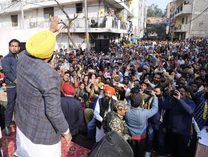 CM ਹਾਊਸ 'ਤੇ ਰੇਡ ਦੌਰਾਨ ਭਗੰਵਤ ਮਾਨ ਦਾ ਵੱਡਾ ਬਿਆਨ, ਕਿਹਾ- BJP ਸ਼ਰ੍ਹੇਆਮ ਪੈਸੇ ਵੰਡ ਰਹੀ, EC ਕਰ ਰਿਹਾ