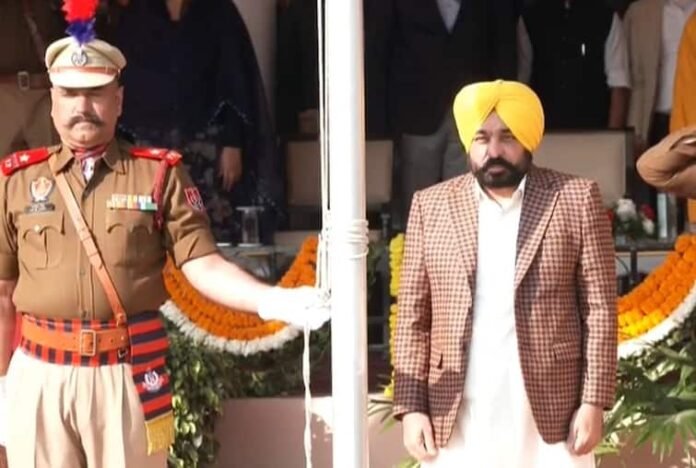 ਧਮਕੀਆਂ ਵਿਚਾਲੇ CM ਮਾਨ ਨੇ ਪਟਿਆਲਾ 'ਚ ਲਹਿਰਾਇਆ ਤਿਰੰਗਾ, 24 ਪੁਲਿਸ ਅਧਿਕਾਰੀਆਂ