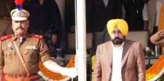ਧਮਕੀਆਂ ਵਿਚਾਲੇ CM ਮਾਨ ਨੇ ਪਟਿਆਲਾ ‘ਚ ਲਹਿਰਾਇਆ ਤਿਰੰਗਾ, 24 ਪੁਲਿਸ ਅਧਿਕਾਰੀਆਂ ਧਮਕੀਆਂ ਵਿਚਾਲੇ CM ਮਾਨ ਨੇ ਪਟਿਆਲਾ 'ਚ ਲਹਿਰਾਇਆ ਤਿਰੰਗਾ, 24 ਪੁਲਿਸ ਅਧਿਕਾਰੀਆਂ