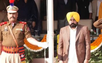 ਧਮਕੀਆਂ ਵਿਚਾਲੇ CM ਮਾਨ ਨੇ ਪਟਿਆਲਾ ‘ਚ ਲਹਿਰਾਇਆ ਤਿਰੰਗਾ, 24 ਪੁਲਿਸ ਅਧਿਕਾਰੀਆਂ ਧਮਕੀਆਂ ਵਿਚਾਲੇ CM ਮਾਨ ਨੇ ਪਟਿਆਲਾ 'ਚ ਲਹਿਰਾਇਆ ਤਿਰੰਗਾ, 24 ਪੁਲਿਸ ਅਧਿਕਾਰੀਆਂ