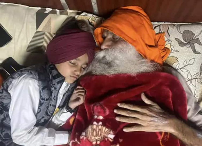 ਭੁੱਖ ਹੜਤਾਲ ਦਾ 74ਵਾਂ ਦਿਨ, ਗੰਗਾਜਲ ਲੈ ਕੇ ਪਹੁੰਚੇ ਕਿਸਾਨ, ਪੋਤੇ ਨੇ ਦਾਦੇ ਨੂੰ ਪਾਈ ਜੱਫੀ,