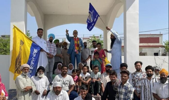 ਪਨੂੰ ਹਾਰਿਆ, ‘ਆਪ’ ਵਲੰਟੀਅਰਾਂ ਨੇ ‘ਡੰਡੇ ਤੇ ਝੰਡੇ’ ਨਾਲ ਬਾਬਾ ਸਾਹਿਬ ਦੀ ਮੂਰਤੀਆਂ ਦੀ ਪੂਰੇ ਦਿਨ ਕੀਤੀ ਪਹਿਰੇਦਾ
