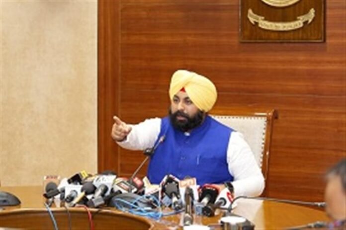 ਬੈਂਸ ਨੂੰ ਖਤਮ ਕਰਨ ਤੋਂ ਪਹਿਲਾਂ 8k ਸਕੂਲਾਂ ਦੀ ਸੀਮਾ ਦੀਆਂ ਕੰਧਾਂ ਦੀ ਘਾਟ ਸੀ, ਬੈਂਸ ਨੂੰ ਪ੍ਰਗਟ ਕਰਦੀ ਹੈ