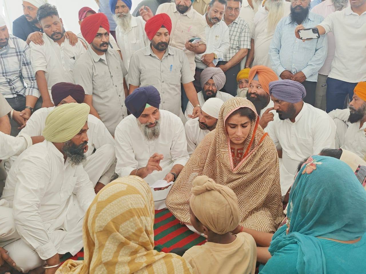 ਮਜੀਠਾ ਜ਼ਹਿਰੀਲੀ ਸ਼ਰਾਬ ਕਾਂਡ ਮਾਮਲਾ, ਪੀੜਤ ਪਰਿਵਾਰਾਂ ਨਾਲ ਦੁੱਖ ਸਾਂਝਾ ਕਰਨ ਪੁੱਜੇ ਬਿਕਰਮ ਮਜੀਠੀਆ ਅਤੇ ਗਨੀਵ ਕੌਰ