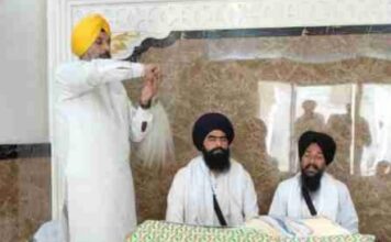 ਬਿਕਰਮ ਸਿੰਘ ਮਜੀਠੀਆ ਪਰਿਵਾਰ ਸਮੇਤ ਸ੍ਰੀ ਹਰਿਮੰਦਰ ਸਾਹਿਬ ਵਿਖੇ ਹੋਏ ਨਤਮਸਤਕ , ਸ੍ਰੀ ਆਖੰਡ ਪਾਠ ਸਾਹਿਬ ਦੇ ਭੋਗ ਮੌਕੇ ਭਰੀ ਹਾਜ਼ਰੀ ਬਿਕਰਮ ਸਿੰਘ ਮਜੀਠੀਆ ਪਰਿਵਾਰ ਸਮੇਤ ਸ੍ਰੀ ਹਰਿਮੰਦਰ ਸਾਹਿਬ ਵਿਖੇ ਹੋਏ ਨਤਮਸਤਕ , ਸ੍ਰੀ ਆਖੰਡ ਪਾਠ ਸਾਹਿਬ ਦੇ ਭੋਗ ਮੌਕੇ ਭਰੀ ਹਾਜ਼ਰੀ
