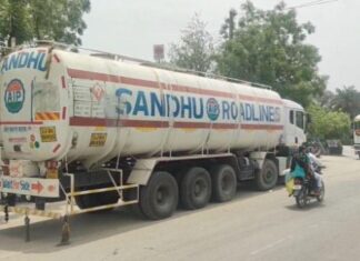 80,000 ਲੀਟਰ ਈਥਾਨੋਲ ਮਾਮਲੇ ‘ਚ ਵੱਡਾ ਮੋੜ; ”ਇੰਡੀਅਨ ਆਇਲ ਦੇ ਬਠਿੰਡਾ ਟਰਮੀਨਲ ਲਈ ਆਏ ਸਨ ਟਰੱਕ” ਟਰਾਂਸਪੋਰਟਰ ਬਲਜੀਤ ਸੰਧੂ ਦੇ ਵੱਡੇ ਦਾਅਵੇ 80,000 ਲੀਟਰ ਈਥਾਨੋਲ ਮਾਮਲੇ 'ਚ ਵੱਡਾ ਮੋੜ; ''ਇੰਡੀਅਨ ਆਇਲ ਦੇ ਬਠਿੰਡਾ ਟਰਮੀਨਲ ਲਈ ਆਏ ਸਨ ਟਰੱਕ'' ਟਰਾਂਸਪੋਰਟਰ ਬਲਜੀਤ ਸੰਧੂ ਦੇ ਵੱਡੇ ਦਾਅਵੇ