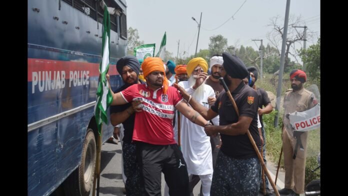 ਪੁਲਿਸ ਵਿੱਚ ਪੁਲਿਸ-ਕਿਸਾਨ ਟਕਰਾਅ ਦੇ ਕਪੜੇ ਨੂੰ ਕਈ ਜ਼ਖਮੀ ਹੋਏ
