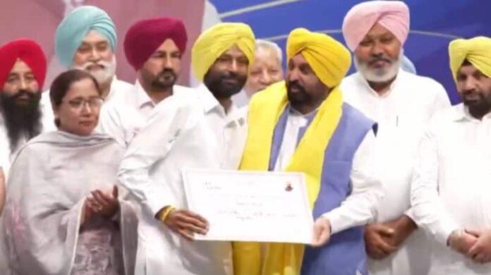ਕਿਸਾਨਾਂ ਦੇ ਕਰਜ਼ ਮਾਫ, ਸੀਐਮ ਭਗਵੰਤ ਮਾਨ ਨੇ ਵੰਡੇ ਸਰਟੀਫਿਕੇਟ