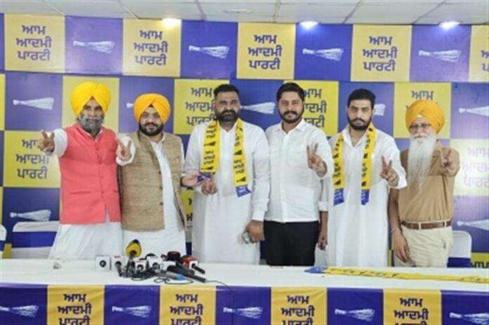 ਕੌਂਸਲਰ ਸੰਨੀ ਗੁਰੂ ਨੇ ਕਾਂਗਰਸ ਨੂੰ ਬੰਦ ਕਰ ਦਿੱਤਾ, ਆਮ ਆਦਮੀ ਪਾਰਟੀ ਨੂੰ ਦੁਬਾਰਾ ਮਿਲਣਗੇ