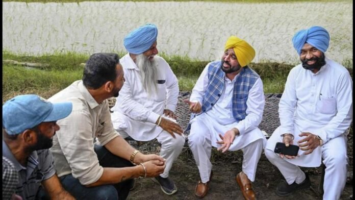 ਪੰਜਾਬ ਦੇ ਮੁੱਖ ਮੰਤਰੀ ਨੇ ਰੂਪਨਗਰ ਪਿੰਡ ਵਿੱਚ ਕਾਫਲੇ ਨੂੰ ਰੋਕਿਆ ਤਾਂ ਕਿਸਾਨਾਂ ਨਾਲ ਗੱਲਬਾਤ ਕਰਦਾ ਹੈ