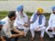 ਪੰਜਾਬ ਦੇ ਮੁੱਖ ਮੰਤਰੀ ਨੇ ਰੂਪਨਗਰ ਪਿੰਡ ਵਿੱਚ ਕਾਫਲੇ ਨੂੰ ਰੋਕਿਆ ਤਾਂ ਕਿਸਾਨਾਂ ਨਾਲ ਗੱਲਬਾਤ ਕਰਦਾ ਹੈ ਪੰਜਾਬ ਦੇ ਮੁੱਖ ਮੰਤਰੀ ਨੇ ਰੂਪਨਗਰ ਪਿੰਡ ਵਿੱਚ ਕਾਫਲੇ ਨੂੰ ਰੋਕਿਆ ਤਾਂ ਕਿਸਾਨਾਂ ਨਾਲ ਗੱਲਬਾਤ ਕਰਦਾ ਹੈ