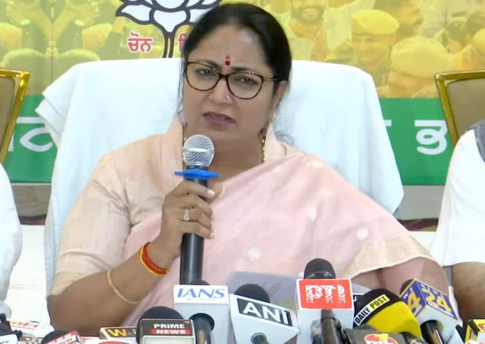 BJP claims that every village in Punjab is surrounded by Chitta ਪੰਜਾਬੀਆਂ ਨੂੰ ਬਦਨਾਮ ਕਰਨ ਦੀ ਸਾਜਿਸ਼ ਜਾਂ ਫਿਰ ਇਹ ਸੱਚ....? ਭਾਜਪਾ ਦਾ ਦਾਅਵਾ, ਪੰਜਾਬ ਦਾ ਹਰ ਪਿੰਡ ਚਿੱਟੇ ਨਾਲ ਘਿਰਿਆ ਹੋਇਆ....