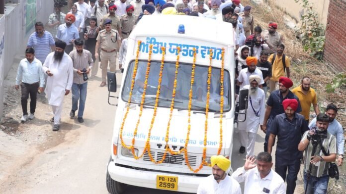 ਵਿਸ਼ਵ ਦੇ ਸਭ ਤੋਂ ਪੁਰਾਣੇ ਮੈਰਾਥੋਨਰ ਫੌਜਾ ਸਿੰਘ ਨੇ ਪੰਜਾਬ ਪਿੰਡ ਵਿੱਚ ਰਾਜ ਦੇ ਸਨਮਾਨਾਂ ਨਾਲ ਸਸਕਾਰ