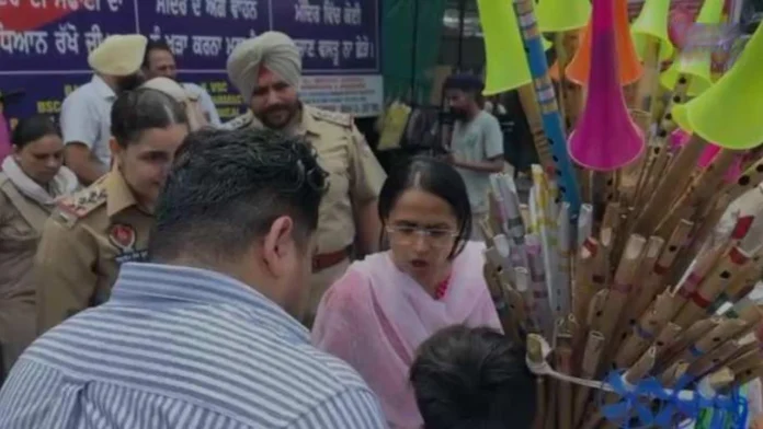 Deputy Commissioner himself took to the streets to stop child begging, said - Those who force children to beg will not be spared