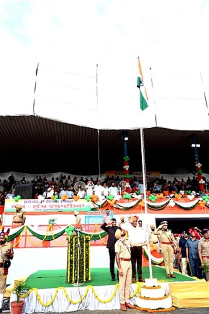 Freedom fighters and war widows honored Barinder Goyal Lakshmi honored the vendor