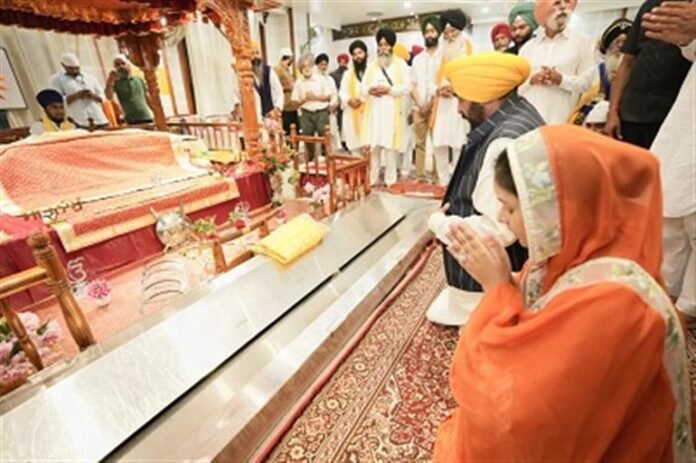 Chief Minister pays obeisance at Tilla Baba Sheikh Fared