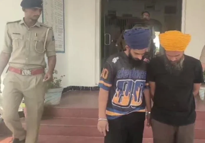 Tharad ਬਾਰਡਰ 'ਤੇ ਡਰੱਗ ਦੀ ਵੱਡੀ ਖੇਪ ਬਰਾਮਦ , ਅਫੀਮ ਅਤੇ ਹੈਰੋਇਨ ਸਮੇਤ 2 ਡਰੱਗ ਤਸਕਰ ਗ੍ਰਿਫ਼ਤਾਰ Tharad ਬਾਰਡਰ 'ਤੇ ਡਰੱਗ ਦੀ ਵੱਡੀ ਖੇਪ ਬਰਾਮਦ , ਅਫੀਮ ਅਤੇ ਹੈਰੋਇਨ ਸਮੇਤ 2 ਡਰੱਗ ਤਸਕਰ ਗ੍ਰਿਫ਼ਤਾਰ
