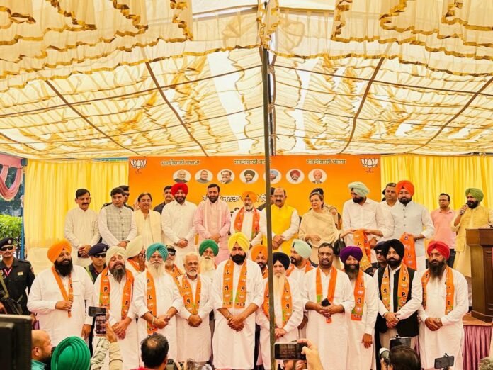 ਸਿਆਸੀ ਜਗਤ 'ਚ ਮੱਚੀ ਹਲਚਲ, ਅਕਾਲੀ ਦਲ ਨੂੰ ਛੱਡ ਸੀਨੀਅਰ ਆਗੂ ਭਾਜਪਾ 'ਚ ਸ਼ਾਮਲ; ਤਸਵੀਰ ਆਈ ਸਾਹਮਣੇ...