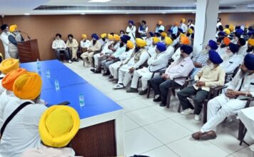ਸ਼ਹੀਦੀ ਨਗਰ ਕੀਰਤਨ ਦੇ ਸਵਾਗਤ ਸਬੰਧੀ ਸ਼੍ਰੋਮਣੀ ਕਮੇਟੀ ਦਫ਼ਤਰ ਵਿਖੇ ਹੋਈ ਇਕੱਤਰਤਾ ਸ਼ਹੀਦੀ ਨਗਰ ਕੀਰਤਨ ਦੇ ਸਵਾਗਤ ਸਬੰਧੀ ਸ਼੍ਰੋਮਣੀ ਕਮੇਟੀ ਦਫ਼ਤਰ ਵਿਖੇ ਹੋਈ ਇਕੱਤਰਤਾ