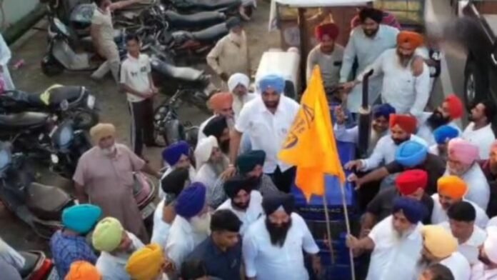 ਸੁਖਬੀਰ ਸਿੰਘ ਬਾਦਲ ਵੱਲੋਂ ਅਜਨਾਲਾ ਦੇ ਹੜ੍ਹ ਮਾਰੇ ਕਿਸਾਨਾਂ ਵਾਸਤੇ 1.60 ਕਰੋੜ ਰੁਪਏ ਮੁੱਲ ਦੇ 4000 ਕੁਇੰਟਲ ਸਰਟੀਫਾਈਡ ਕਣਕ ਬੀਜ ਦੀਆਂ ਟਰਾਲੀਆਂ ਕੀਤੀਆਂ ਰਵਾਨਾ ਸੁਖਬੀਰ ਸਿੰਘ ਬਾਦਲ ਵੱਲੋਂ ਅਜਨਾਲਾ ਦੇ ਹੜ੍ਹ ਮਾਰੇ ਕਿਸਾਨਾਂ ਵਾਸਤੇ 1.60 ਕਰੋੜ ਰੁਪਏ ਮੁੱਲ ਦੇ 4000 ਕੁਇੰਟਲ ਸਰਟੀਫਾਈਡ ਕਣਕ ਬੀਜ ਦੀਆਂ ਟਰਾਲੀਆਂ ਕੀਤੀਆਂ ਰਵਾਨਾ