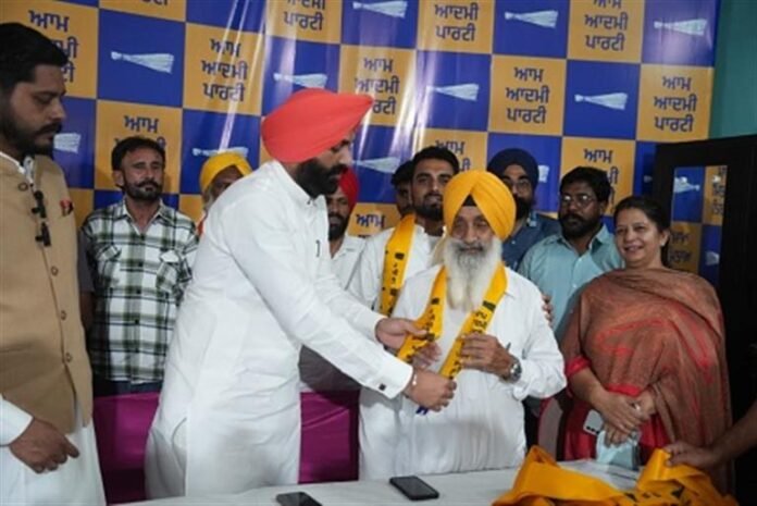 ਤਰਨਤਾਰਨ 'ਚ ਅਕਾਲੀ ਦਲ ਨੂੰ ਵੱਡਾ ਝਟਕਾ, ਅਕਾਲੀ ਸਰਪੰਚ ਸਮਰਥਕਾਂ ਸਮੇਤ 'ਆਪ' 'ਚ ਸ਼ਾਮਲ Major Setback for Akali Dal in Tarn Taran, Sitting Akali Sarpanch, Along with Supporters, Joins AAP