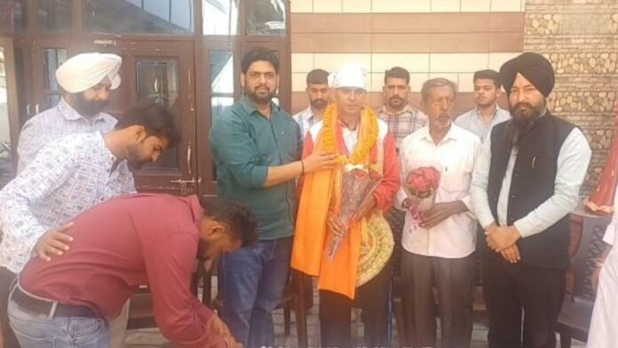 ਫਤਿਹਗੜ੍ਹ ਸਾਹਿਬ ਦੇ ਜੋਗਿੰਦਰਪਾਲ ਨੇ ਪੈਦਲ ਦੌੜ 'ਚ ਜਿੱਤਿਆ ਸੋਨ ਤਮਗਾ, ਪਿੰਡ 'ਚ ਭਰਵਾਂ ਸਵਾਗਤ