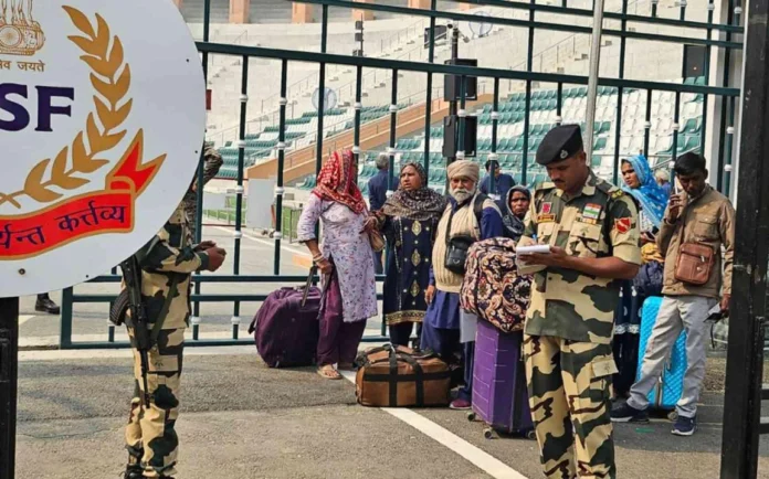 ''ਤੁਸੀਂ ਹਿੰਦੂ ਹੋ, ਆਪਣੇ ਮੰਦਰਾਂ 'ਚ ਜਾਓ...'' ਪਾਕਿਸਤਾਨ ਨੇ ਪ੍ਰਕਾਸ਼ ਪੁਰਬ ਲਈ ਗਏ ਜਥੇ ਦੇ ਹਿੰਦੂ ਸ਼ਰਧਾਲੂਆਂ ਨੂੰ ਵਾਪਸ ਭਾਰਤ ਭੇਜਿਆ "You are Hindus, go to your temples..." Pakistan sent back Hindu pilgrims from the group that went for Prakash Purb to India