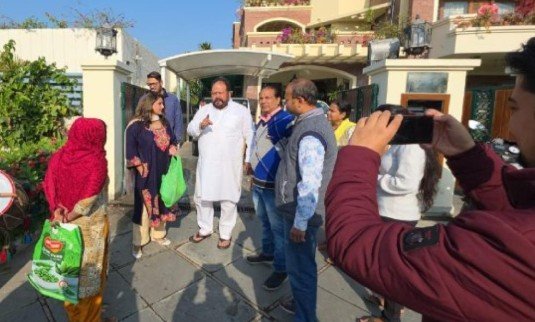 ਚੰਡੀਗੜ੍ਹ 'ਚ ਜਨਤਕ ਸਥਾਨਾਂ 'ਤੇ ਕੂੜਾ ਸੁੱਟਣ ਵਾਲਿਆਂ ਨੂੰ ਢੋਲ ਵਜਾ ਕੇ ਜਲੀਲ ਕਰਨ ਦੇ ਫ਼ੈਸਲੇ ਨੂੰ ਲਿਆ ਵਾਪਸ ,ਮੇਅਰ ਦੇ ਘਰ ਵੀ ਵੱਜਿਆ ਢੋਲ ਚੰਡੀਗੜ੍ਹ 'ਚ ਜਨਤਕ ਸਥਾਨਾਂ 'ਤੇ ਕੂੜਾ ਸੁੱਟਣ ਵਾਲਿਆਂ ਨੂੰ ਢੋਲ ਵਜਾ ਕੇ ਜਲੀਲ ਕਰਨ ਦੇ ਫ਼ੈਸਲੇ ਨੂੰ ਲਿਆ ਵਾਪਸ ,ਮੇਅਰ ਦੇ ਘਰ ਵੀ ਵੱਜਿਆ ਢੋਲ