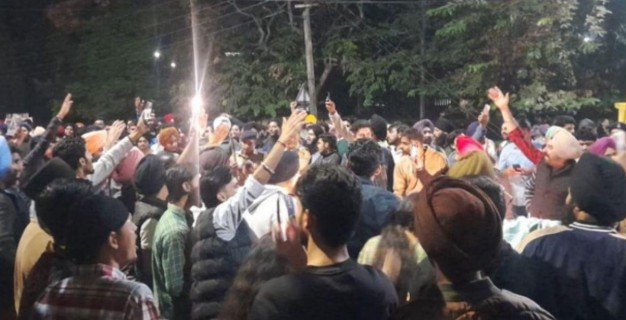 ਪੰਜਾਬ ਯੂਨੀਵਰਸਿਟੀ’ਚ ਵਿਦਿਆਰਥੀਆਂ ਦਾ ਅੱਜ ਵੱਡਾ ਇਕੱਠ, ਯੂਨੀਵਰਸਿਟੀ ਪ੍ਰਸ਼ਾਸਨ ਸਖ਼ਤ ਪੰਜਾਬ ਯੂਨੀਵਰਸਿਟੀ’ਚ ਵਿਦਿਆਰਥੀਆਂ ਦਾ ਅੱਜ ਵੱਡਾ ਇਕੱਠ, ਯੂਨੀਵਰਸਿਟੀ ਪ੍ਰਸ਼ਾਸਨ ਸਖ਼ਤ