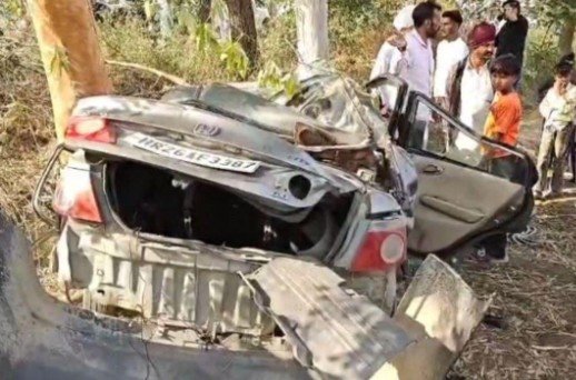 ਵਿਆਹ 'ਚ ਜਾ ਰਹੇ ਲੋਕਾਂ ਨਾਲ ਭਿਆਨਕ ਹਾਦਸਾ, ਬੇਕਾਬੂ ਹੋ ਕੇ ਦਰੱਖਤ 'ਚ ਵੱਜੀ ਕਾਰ, 3 ਦੀ ਮੌਤ, 4 ਜ਼ਖ਼ਮੀ ਵਿਆਹ 'ਚ ਜਾ ਰਹੇ ਲੋਕਾਂ ਨਾਲ ਭਿਆਨਕ ਹਾਦਸਾ, ਬੇਕਾਬੂ ਹੋ ਕੇ ਦਰੱਖਤ 'ਚ ਵੱਜੀ ਕਾਰ, 3 ਦੀ ਮੌਤ, 4 ਜ਼ਖ਼ਮੀ