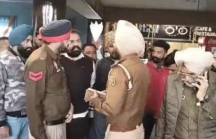 ਗੋਲੀਆਂ ਦੀ ਆਵਾਜ਼ ਨਾਲ ਦਹਿਲਿਆ ਅੰਮ੍ਰਿਤਸਰ ਦਾ ਬੱਸ ਸਟੈਂਡ, ਮੁਲਾਜ਼ਮ ਗੰਭੀਰ ਜ਼ਖਮੀ, ਪੁਲਿਸ ਨੇ ਛੇ ਖੋਲ ਬਰਾਮਦ ਕਰ ਗੋਲੀਆਂ ਦੀ ਆਵਾਜ਼ ਨਾਲ ਦਹਿਲਿਆ ਅੰਮ੍ਰਿਤਸਰ ਦਾ ਬੱਸ ਸਟੈਂਡ, ਮੁਲਾਜ਼ਮ ਗੰਭੀਰ ਜ਼ਖਮੀ, ਪੁਲਿਸ ਨੇ ਛੇ ਖੋਲ ਬਰਾਮਦ ਕਰ