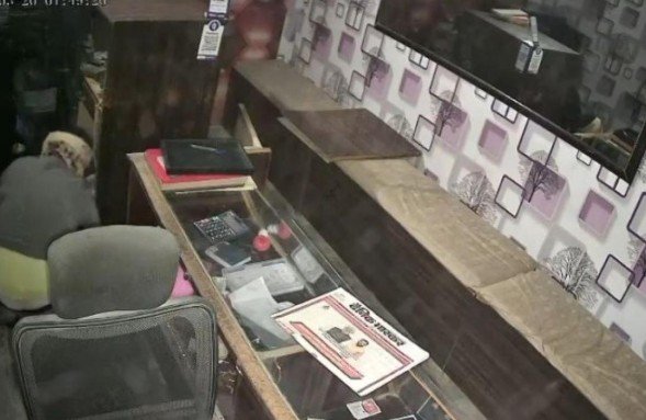 ਲੁਧਿਆਣਾ 'ਚ ਚੋਰਾਂ ਨੇ ਸੁਨਿਆਰੇ ਦੀ ਦੁਕਾਨ ਨੂੰ ਦੂਜੀ ਵਾਰ ਬਣਾਇਆ ਨਿਸ਼ਾਨਾ , 2 ਮਹੀਨੇ ਪਹਿਲਾਂ ਇਸੇ ਦੁਕਾਨ ਚ ਹੋਈ ਸੀ 11 ਲੱਖ ਰੁਪਏ ਦੀ ਚੋਰੀ ਲੁਧਿਆਣਾ 'ਚ ਚੋਰਾਂ ਨੇ ਸੁਨਿਆਰੇ ਦੀ ਦੁਕਾਨ ਨੂੰ ਦੂਜੀ ਵਾਰ ਬਣਾਇਆ ਨਿਸ਼ਾਨਾ , 2 ਮਹੀਨੇ ਪਹਿਲਾਂ ਇਸੇ ਦੁਕਾਨ ਚ ਹੋਈ ਸੀ 11 ਲੱਖ ਰੁਪਏ ਦੀ ਚੋਰੀ