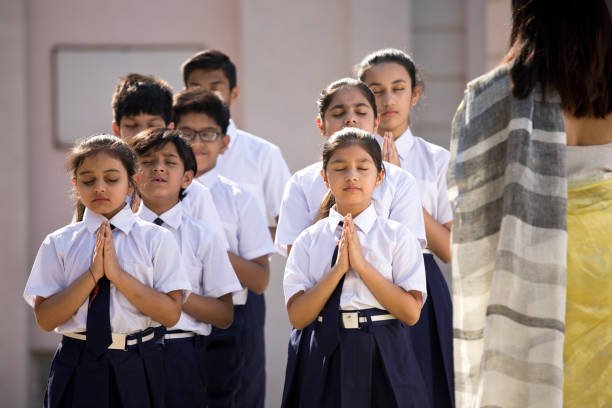 Teacher with school children doing morning prayer in school campus ਪੰਜਾਬ ਨੇ ਗੁਰੂ ਤੇਗ ਬਹਾਦਰ ਜੀ ਦੀਆਂ ਸਿੱਖਿਆਵਾਂ 'ਤੇ ਲਾਜ਼ਮੀ ਸਕੂਲ ਮੋਡਿਊਲ ਦੀ ਸ਼ੁਰੂਆਤ ਕੀਤੀ