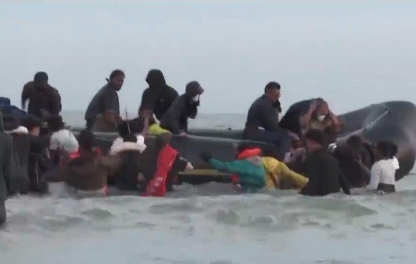 ਯੂਕੇ ਸਰਕਾਰ ਸ਼ਰਨਾਰਥੀਆਂ ਲਈ ਸੁਰੱਖਿਆ ਅਤੇ ਲਾਭਾਂ ਨੂੰ ਬਹੁਤ ਘੱਟ ਕਰਨ ਦੀ ਯੋਜਨਾ ਬਣਾ ਰਹੀ ਹੈ ਯੂਕੇ ਸਰਕਾਰ ਸ਼ਰਨਾਰਥੀਆਂ ਲਈ ਸੁਰੱਖਿਆ ਅਤੇ ਲਾਭਾਂ ਨੂੰ ਬਹੁਤ ਘੱਟ ਕਰਨ ਦੀ ਯੋਜਨਾ ਬਣਾ ਰਹੀ ਹੈ