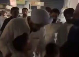 ਪੰਜਾਬ ਕਾਂਗਰਸ ਦੇ ਪ੍ਰਧਾਨ ਨਵੇਂ ਵਿਵਾਦ ‘ਚ ਫਸੇ, ਸਿੱਖ ਬੱਚਿਆਂ ਦੇ ਜੂੜਿਆਂ ਨੂੰ ਛੂਹ ਕੇ ਕਿਹਾ- ‘ਕਿੱਧਰ ਚਲੇ 2 ਸ ਪੰਜਾਬ ਕਾਂਗਰਸ ਦੇ ਪ੍ਰਧਾਨ ਨਵੇਂ ਵਿਵਾਦ 'ਚ ਫਸੇ, ਸਿੱਖ ਬੱਚਿਆਂ ਦੇ ਜੂੜਿਆਂ ਨੂੰ ਛੂਹ ਕੇ ਕਿਹਾ- 'ਕਿੱਧਰ ਚਲੇ 2 ਸ