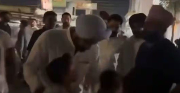 ਪੰਜਾਬ ਕਾਂਗਰਸ ਦੇ ਪ੍ਰਧਾਨ ਨਵੇਂ ਵਿਵਾਦ 'ਚ ਫਸੇ, ਸਿੱਖ ਬੱਚਿਆਂ ਦੇ ਜੂੜਿਆਂ ਨੂੰ ਛੂਹ ਕੇ ਕਿਹਾ- 'ਕਿੱਧਰ ਚਲੇ 2 ਸ ਪੰਜਾਬ ਕਾਂਗਰਸ ਦੇ ਪ੍ਰਧਾਨ ਨਵੇਂ ਵਿਵਾਦ 'ਚ ਫਸੇ, ਸਿੱਖ ਬੱਚਿਆਂ ਦੇ ਜੂੜਿਆਂ ਨੂੰ ਛੂਹ ਕੇ ਕਿਹਾ- 'ਕਿੱਧਰ ਚਲੇ 2 ਸ