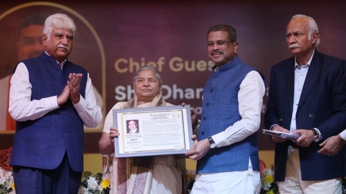 ਕੇਂਦਰੀ ਸਿੱਖਿਆ ਮੰਤਰੀ ਪ੍ਰਧਾਨ ਨੇ ਕਿਹਾ, 'ਵੰਦੇ ਮਾਤਰਮ' ਆਜ਼ਾਦੀ ਦੇ 78 ਸਾਲਾਂ ਬਾਅਦ ਵੀ ਬਹੁਤ ਪ੍ਰਸੰਗਿਕ ਹੈ ਕੇਂਦਰੀ ਸਿੱਖਿਆ ਮੰਤਰੀ ਪ੍ਰਧਾਨ ਨੇ ਕਿਹਾ, 'ਵੰਦੇ ਮਾਤਰਮ' ਆਜ਼ਾਦੀ ਦੇ 78 ਸਾਲਾਂ ਬਾਅਦ ਵੀ ਬਹੁਤ ਪ੍ਰਸੰਗਿਕ ਹੈ