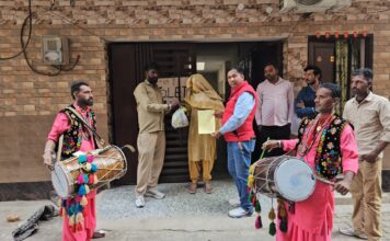 ਦਰਵਾਜ਼ੇ ‘ਤੇ ਢੋਲ: ਚੰਡੀਗੜ੍ਹ ਨੇ ਆਪਣੇ ਹੀ ਕੂੜੇ ਦੀ ਖੇਡ ‘ਤੇ ਕੂੜੇ ਦੇ ਬੱਗਾਂ ਨੂੰ ਹਰਾਇਆ ਦਰਵਾਜ਼ੇ 'ਤੇ ਢੋਲ: ਚੰਡੀਗੜ੍ਹ ਨੇ ਆਪਣੇ ਹੀ ਕੂੜੇ ਦੀ ਖੇਡ 'ਤੇ ਕੂੜੇ ਦੇ ਬੱਗਾਂ ਨੂੰ ਹਰਾਇਆ