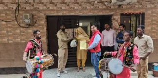 ਚੰਡੀਗੜ੍ਹ ‘ਚ ਕੂੜਾ ਸੁੱਟਣ ਵਾਲਿਆਂ ਦਾ ਢੋਲ ਵਜਾ ਕੀਤਾ ਸਨਮਾਨਿਤ, ਨਿਗਮ ਵਾਲਿਆਂ ਨੇ ਵਾਪਿਸ ਫੜਾਇਆ ਕੂੜਾ ਤੇ ਨਾਲ ਚੰਡੀਗੜ੍ਹ 'ਚ ਕੂੜਾ ਸੁੱਟਣ ਵਾਲਿਆਂ ਦਾ ਢੋਲ ਵਜਾ ਕੀਤਾ ਸਨਮਾਨਿਤ, ਨਿਗਮ ਵਾਲਿਆਂ ਨੇ ਵਾਪਿਸ ਫੜਾਇਆ ਕੂੜਾ ਤੇ ਨਾਲ
