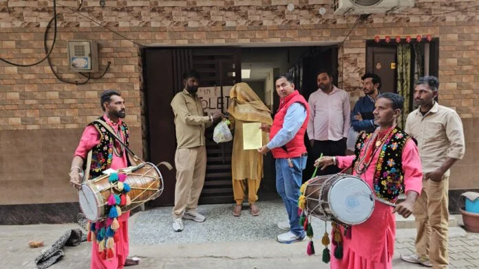 ਚੰਡੀਗੜ੍ਹ 'ਚ ਕੂੜਾ ਸੁੱਟਣ ਵਾਲਿਆਂ ਦਾ ਢੋਲ ਵਜਾ ਕੀਤਾ ਸਨਮਾਨਿਤ, ਨਿਗਮ ਵਾਲਿਆਂ ਨੇ ਵਾਪਿਸ ਫੜਾਇਆ ਕੂੜਾ ਤੇ ਨਾਲ ਚੰਡੀਗੜ੍ਹ 'ਚ ਕੂੜਾ ਸੁੱਟਣ ਵਾਲਿਆਂ ਦਾ ਢੋਲ ਵਜਾ ਕੀਤਾ ਸਨਮਾਨਿਤ, ਨਿਗਮ ਵਾਲਿਆਂ ਨੇ ਵਾਪਿਸ ਫੜਾਇਆ ਕੂੜਾ ਤੇ ਨਾਲ