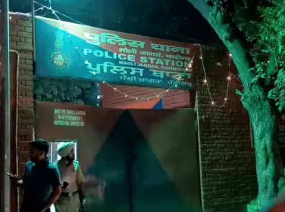 ਪਰਿਵਾਰ 'ਤੇ ਟੁੱਟਿਆ ਦੁੱਖਾਂ ਦਾ ਪਹਾੜ! ਚੰਡੀਗੜ੍ਹ ਪੁਲਿਸ ਸਟੇਸ਼ਨ 'ਚ ਸਬ-ਇੰਸਪੈਕਟਰ ਦੀ ਅਚਾਨਕ ਮੌਤ A mountain of grief has fallen on the family! Sub-Inspector dies suddenly at Chandigarh Police Station