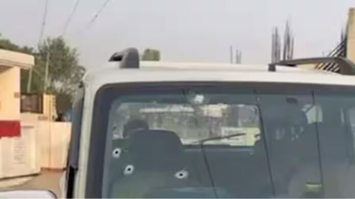 ਪੰਜਾਬ 'ਚ ਗੈਂਗ ਵਾਰ ਕਾਰਨ ਮੱਚਿਆ ਹੰਗਾਮਾ! ਬੱਸ ਸਟੈਂਡ ਦੇ ਬਾਹਰ ਅੰਨ੍ਹੇਵਾਹ ਚੱਲੀਆਂ ਗੋਲੀਆ ਡਰ ਦੇ ਮਾਰੇ ਇੱਧਰ ਪੰਜਾਬ 'ਚ ਗੈਂਗ ਵਾਰ ਕਾਰਨ ਮੱਚਿਆ ਹੰਗਾਮਾ! ਬੱਸ ਸਟੈਂਡ ਦੇ ਬਾਹਰ ਅੰਨ੍ਹੇਵਾਹ ਚੱਲੀਆਂ ਗੋਲੀਆ ਡਰ ਦੇ ਮਾਰੇ ਇੱਧਰ