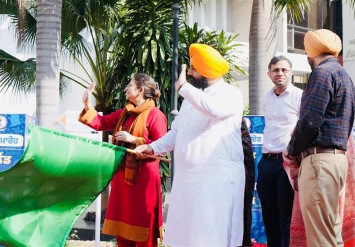 ਬੈਂਸ ਨੇ ਵਿਸ਼ਵ ਪੱਧਰੀ ਸਿੱਖਿਆ ਸ਼ਾਸਤਰ ਲਈ 72 ਅਧਿਆਪਕਾਂ ਦੇ ਤੀਜੇ ਬੈਚ ਨੂੰ ਫਿਨਲੈਂਡ ਲਈ ਹਰੀ ਝੰਡੀ ਦਿਖਾਈ ਬੈਂਸ ਨੇ ਵਿਸ਼ਵ ਪੱਧਰੀ ਸਿੱਖਿਆ ਸ਼ਾਸਤਰ ਲਈ 72 ਅਧਿਆਪਕਾਂ ਦੇ ਤੀਜੇ ਬੈਚ ਨੂੰ ਫਿਨਲੈਂਡ ਲਈ ਹਰੀ ਝੰਡੀ ਦਿਖਾਈ