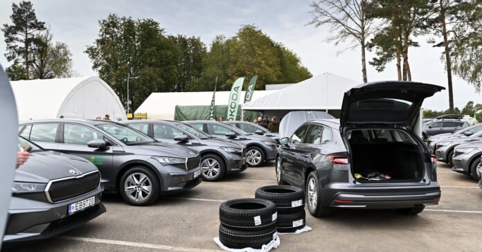 ਯੂਟੇਨਾ ਜ਼ਿਲੇ ਵਿੱਚ, ਡਰਾਈਵਰ ਕਾਰ ਦੇ ਪਹੀਏ ਤੋਂ ਖੁੰਝ ਗਿਆ, ਪੈਨੇਵੇਜਿਜ਼ ਵਿੱਚ - ਟਾਇਰ ਕੱਟੇ ਗਏ ਸਨ ਯੂਟੇਨਾ ਜ਼ਿਲੇ ਵਿੱਚ, ਡਰਾਈਵਰ ਕਾਰ ਦੇ ਪਹੀਏ ਤੋਂ ਖੁੰਝ ਗਿਆ, ਪੈਨੇਵੇਜਿਜ਼ ਵਿੱਚ - ਟਾਇਰ ਕੱਟੇ ਗਏ ਸਨ