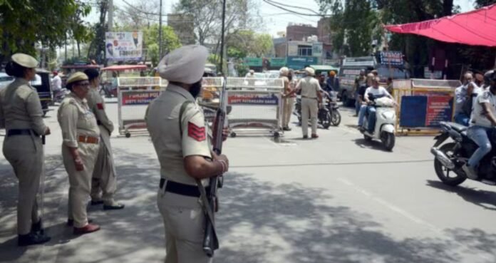 ਲੁਧਿਆਣਾ ਪੁਲਿਸ ਨੇ ਥਾਣੇ 'ਚੋਂ ਕਿਵੇਂ ਲੁੱਟੇ 1.25 ਕਰੋੜ ਰੁਪਏ "ਨਕਲੀ ਸੀਲਾਂ" ਸਥਾਪਿਤ ਲੁਧਿਆਣਾ ਪੁਲਿਸ ਨੇ ਥਾਣੇ 'ਚੋਂ ਕਿਵੇਂ ਲੁੱਟੇ 1.25 ਕਰੋੜ ਰੁਪਏ "ਨਕਲੀ ਸੀਲਾਂ" ਸਥਾਪਿਤ