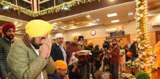 ਸ੍ਰੀਨਗਰ ਵਿਖੇ ਕੀਰਤਨ ਦਰਬਾਰ ਵਿੱਚ CM ਮਾਨ ਅਤੇ ਕੇਜਰੀਵਾਲ ਸੰਗਤਾਂ ਨਾਲ ਸ਼ਾਮਲ ਹੋਏ ਸ੍ਰੀਨਗਰ ਵਿਖੇ ਕੀਰਤਨ ਦਰਬਾਰ ਵਿੱਚ CM ਮਾਨ ਅਤੇ ਕੇਜਰੀਵਾਲ ਸੰਗਤਾਂ ਨਾਲ ਸ਼ਾਮਲ ਹੋਏ