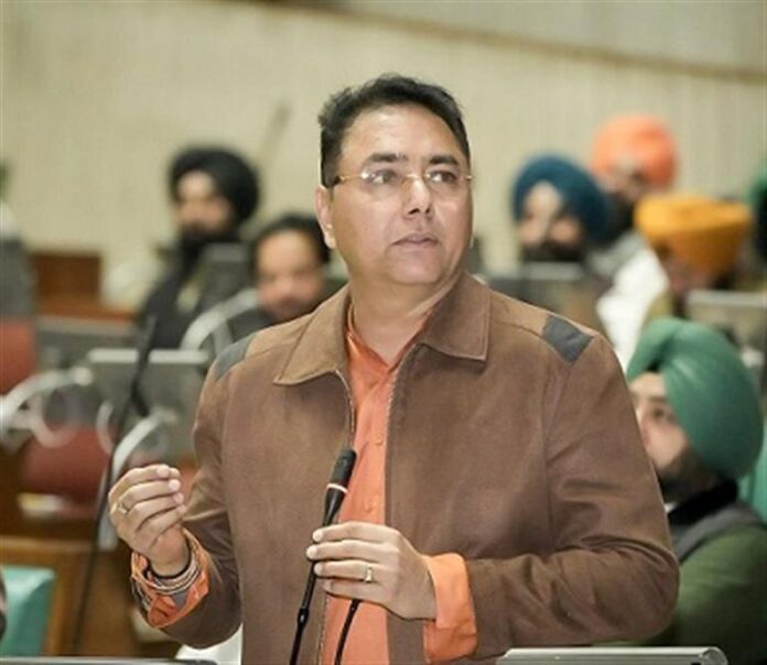 VB-G Ram G ਗਰੀਬਾਂ ਨਾਲ ਇੱਕ ਬੇਰਹਿਮ ਧੋਖਾ, ਅਮਨ ਅਰੋੜਾ ਨੇ ਗਾਰੰਟੀਸ਼ੁਦਾ ਰੁਜ਼ਗਾਰ ਤੋਂ ਦਿਲ ਤੋੜਨ ਲਈ ਕੇਂਦਰ ਦੀ ਨਿੰਦਾ ਕੀਤੀ VB-G Ram G ਗਰੀਬਾਂ ਨਾਲ ਇੱਕ ਬੇਰਹਿਮ ਧੋਖਾ, ਅਮਨ ਅਰੋੜਾ ਨੇ ਗਾਰੰਟੀਸ਼ੁਦਾ ਰੁਜ਼ਗਾਰ ਤੋਂ ਦਿਲ ਤੋੜਨ ਲਈ ਕੇਂਦਰ ਦੀ ਨਿੰਦਾ ਕੀਤੀ
