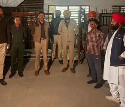 5000 ਰੁਪਏ ਨੂੰ ਲੈ ਕੇ ਇੱਕ ਦੋਸਤ ਨੇ ਕੀਤਾ ਦੋਸਤ ਦਾ ਕਤਲ, ਮੁਲਜ਼ਮ ਨੇ ਲਾਸ਼ ਸਾੜਨ ਦੀ ਕੀਤੀ ਕੋਸ਼ਿਸ਼, ਪਰ.. 5000 ਰੁਪਏ ਨੂੰ ਲੈ ਕੇ ਇੱਕ ਦੋਸਤ ਨੇ ਕੀਤਾ ਦੋਸਤ ਦਾ ਕਤਲ, ਮੁਲਜ਼ਮ ਨੇ ਲਾਸ਼ ਸਾੜਨ ਦੀ ਕੀਤੀ ਕੋਸ਼ਿਸ਼, ਪਰ..